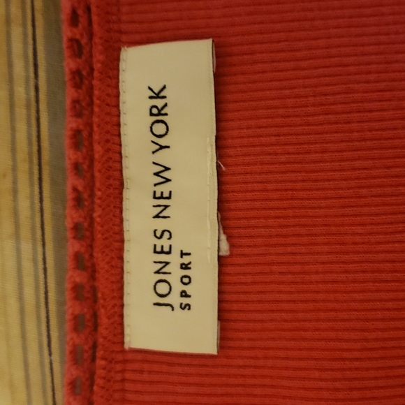 Red short sleeve top - Picture 6 of 7